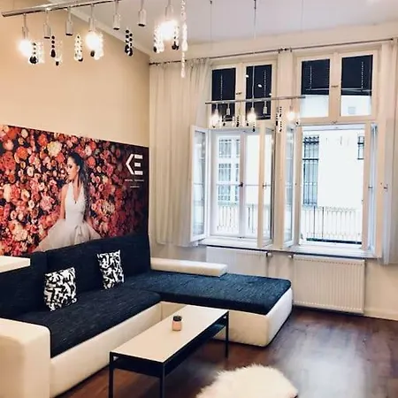 Convenient With 2 Bedrooms In The Center Of Appartamento
