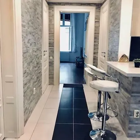 Apartment Convenient With 2 Bedrooms In The Center Of *